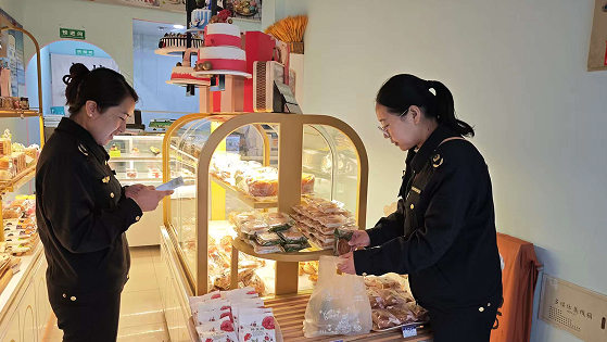 華亭市市場(chǎng)監(jiān)管局開展中秋國(guó)慶食品安全專項(xiàng)抽檢